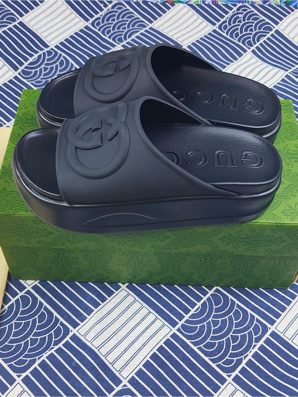 Gucci Women‘s Black interlock G Platform Sandals